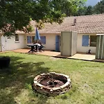 Zenzela Surf House *
