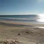 Zenzela Surf House *