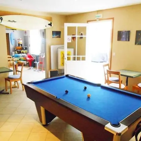 Zenzela Surf House *