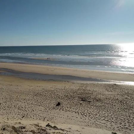 Zenzela Surf House *