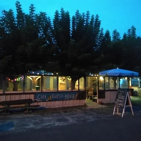 Zenzela Surf House *